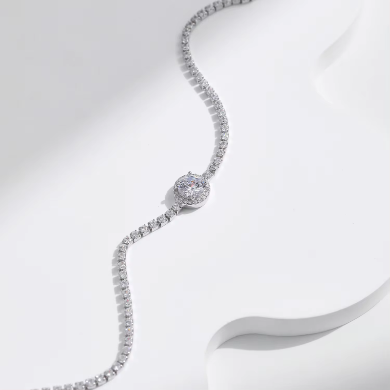 צמיד טניס משובץ זירקונים עם עיגול זירקון באמצע