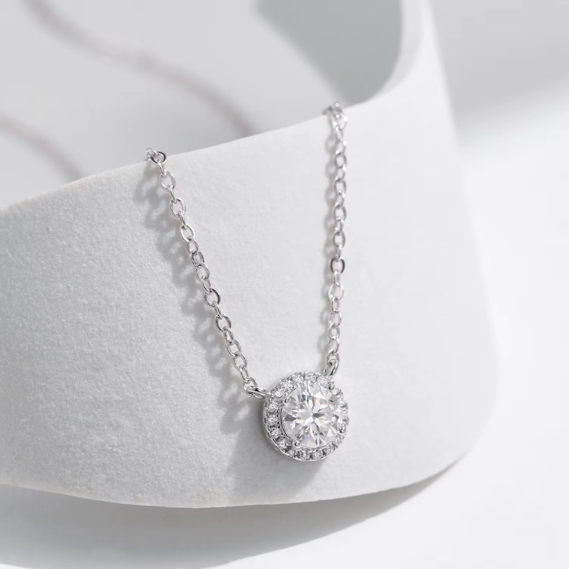 שרשרת כסף 925 עם תליון מוסנייט 0.8 קראט עגול ומבריק במרכז המוקף בזירקונים קטנים