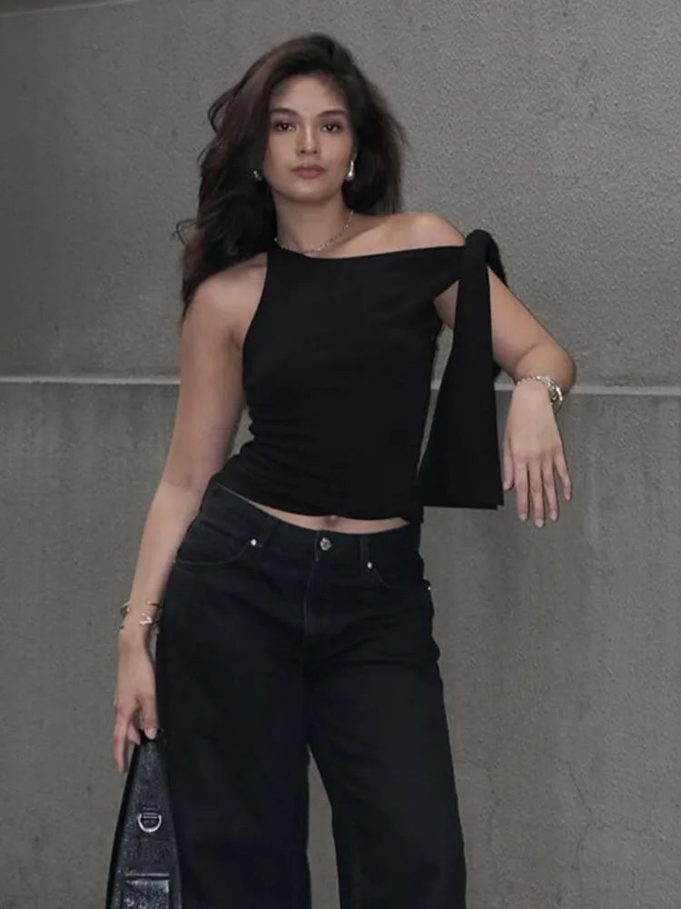 חולצה עם קשירה בכתף